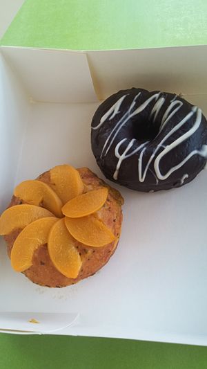 Donut pêche verveine et donut chocolat noir et blanc 🍩🍩🍩 at Kiji Donuts in Lyon