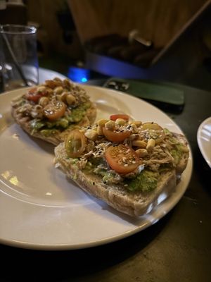 Toast with avocado and no-nochicken  at La CATfeteria in Bucaramanga
