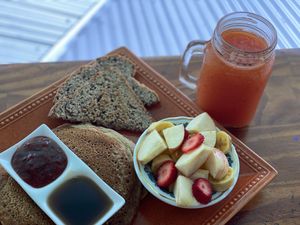 Menú desayuno con pancakes at Como En Mi Casa in Puerto Viejo De Talamanca
