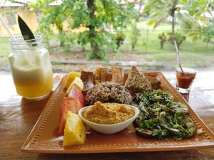 Vegan gallo pinto and pineapple smoothie at Como En Mi Casa in Puerto Viejo De Talamanca