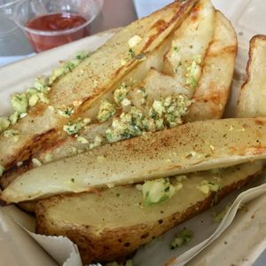 Potato wedges w/ garlic (raw garlic!) at Fresh Potato Factory in Northridge