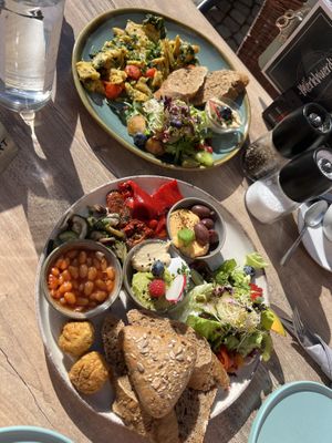Oben das vegane Rührei mit Spinat und Tomate und unten der vegane Landstreicher   at Merkwuerdig Little Kitchen & Coffee  in Kaufbeuren