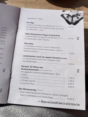 Hier die Auswahl der Karte, Heißgetränke können mit Oatly Hafermilch gegen Aufpreis bestellt werden  at Merkwuerdig Little Kitchen & Coffee  in Kaufbeuren