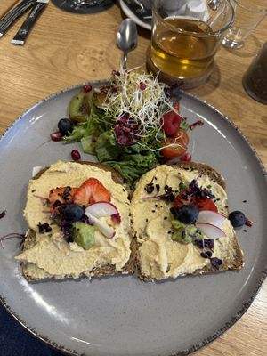 Toast mit Hummus und Avocado  at Merkwuerdig Little Kitchen & Coffee  in Kaufbeuren