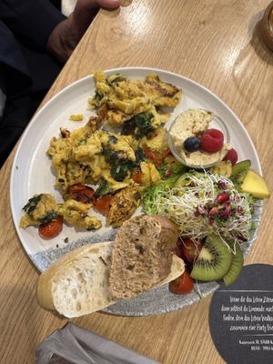Veganes Rührei mit Spinat und Tomate   at Merkwuerdig Little Kitchen & Coffee  in Kaufbeuren