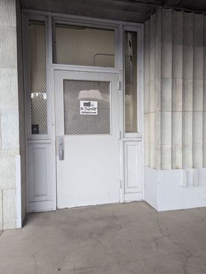 Signage directing you to the right door at Soul Garden Bath and Body in Reno