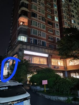 The entrance is right here on the left at A Wave Pure Vegetarian Food (Flower Garden Store) 一朵浪花  纯净素食(花卉园店) in Chongqing