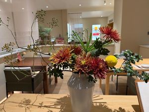 A very warmth ambience with fresh flowers at A Wave Pure Vegetarian Food (Flower Garden Store) 一朵浪花  纯净素食(花卉园店) in Chongqing