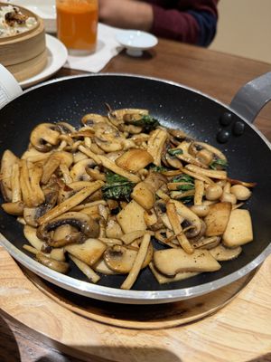 Stir fried mushrooms with black pepperr  at A Wave Pure Vegetarian Food (Flower Garden Store) 一朵浪花  纯净素食(花卉园店) in Chongqing