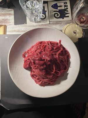 Rode bietenpastq met veganistische kippenstukjes!  at De Ezel in Tongeren
