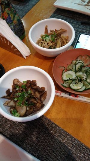 sunomono e cogumelos salteados at Okinawa Restaurante in Macae