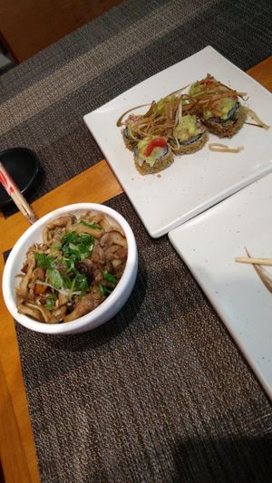 diversas opções de sushi vegano. at Okinawa Restaurante in Macae