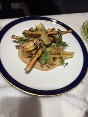 Panais au confit de céleri, confiture de poire et coing, miel au cumin noir, noix  at Noah in Krakow