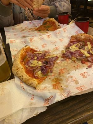 pizza vegana de abobrinha com azeitona preta e cebola roxa   at Le Mani Pizza Napoletana in Passo Fundo