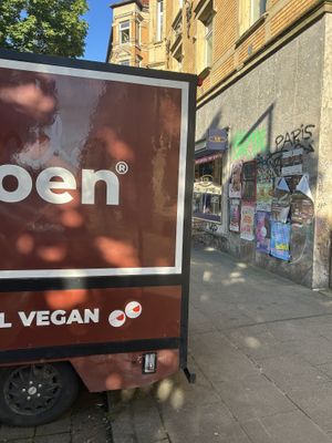 Foodtruck steht da, aber im Laden ist nun ein anderer Pächter drauf  at doen doen® kebap - Stuttgart Süd in Stuttgart