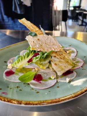 Carpaccio van meiraap ° uienchitney ° little gem ° Pergamena ° prei olie. at Katz in Ruurlo