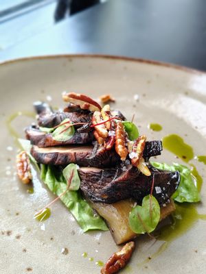 Portobello van de houtskoolgrill. ° pulled aubergine ° spinazie ° pecan ° knoflook. at Katz in Ruurlo