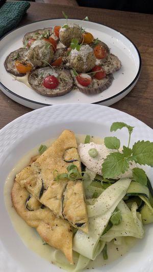 Main dishes at CURIEUSES  in Dijon