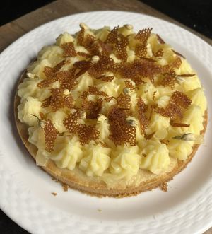 Les Curieuses concoctent aussi des pâtisseries vegan à emporter ! Ici une délicieuse tarte au citron meringuée   at CURIEUSES  in Dijon