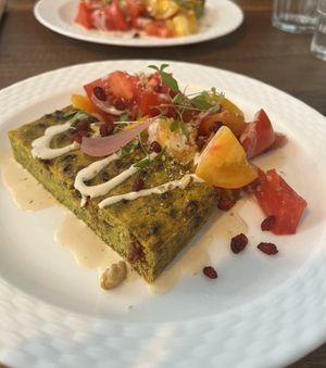 Galette de pois chiches avec salade de tomates  at CURIEUSES  in Dijon