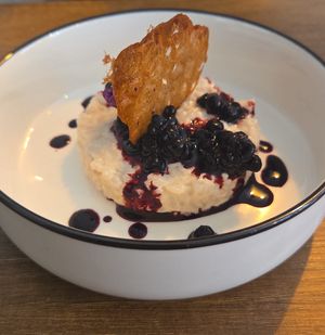 Riz au lait d’amande et myrtilles  at CURIEUSES  in Dijon