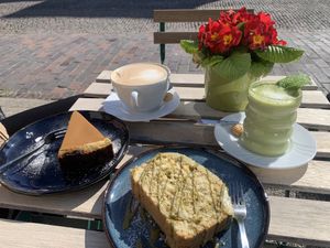 Pistazienkuchen, Karamell-Cheesecake, Milchkaffee und Matcha-Latte-Vanille (alles vegan)  at Artway  in Wangerooge