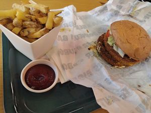 Vegan summer menu with second bun at Bioburger - Montparnasse in Paris