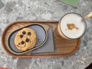 Chocolate chip & Latte Macchiato with oat milk   at Café Hans  in Eckernfoerde