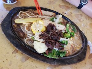Noodles met groenten op een warme plaat at Sir Si Pha in Kampong Cham