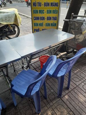 Seating outside on the pavement at Thiện Ân in Ho Chi Minh City
