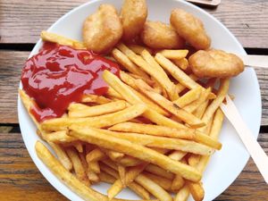 vegan nuggets & fries at Schwimmbad Rhein-Sommergarten in Cologne