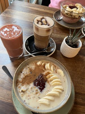 Granola-Bowl, Power-Swirl (klein 8,50€!!!), Superfood-Break („fresh fruits“???)   at Cognito in Erfurt