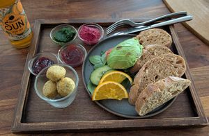 Veganes Frühstück mit Walnuss Baguette, Spinat-Mandelaufstrich, Falafel Bällchen, Avocado, hausgemachte Konfitüre at Cognito in Erfurt