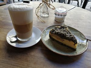 Veganer Mohnkuchen und Latte Macchiato mit Sojamilch at Cognito in Erfurt