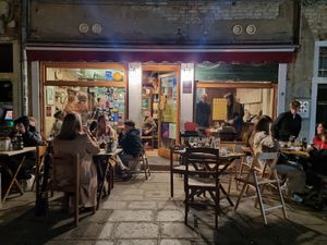 Outdoor seating at Bacaro Quebrado in Venice