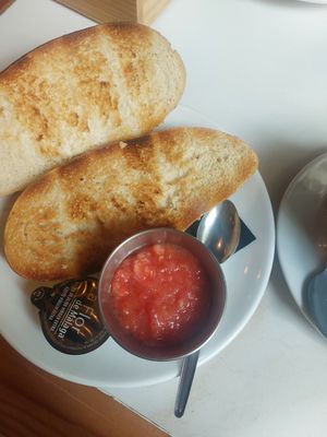 Bread with oil and tomato at Isolina  in Malaga