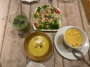 Mac and cheese, sweet corn soup, salad with peanut sesame dressing, matcha latte  at AIN SOPH.Soar in Tokyo