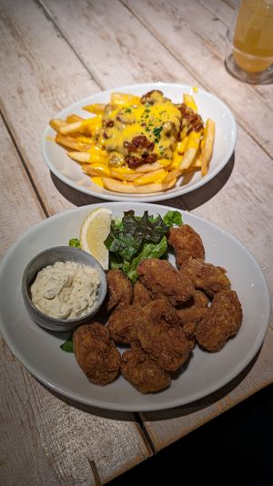 "Chicken" karaage and chilli cheese fries at AIN SOPH.Soar in Tokyo