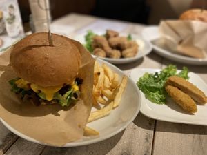 漢堡加炸物  at AIN SOPH.Soar in Tokyo