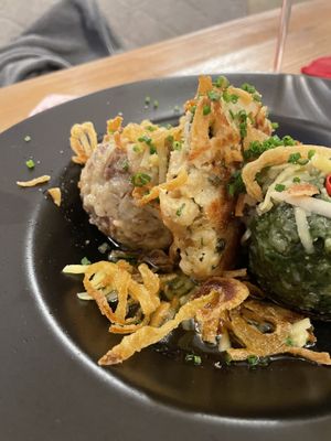 „Vegan Tris“ - Tiroler Knödel, Pressknödel, Spinatknödel  at Traditionsgasthof Weissbacher in Wildschonau