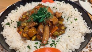 Weißbachers „Hirtenpfandl“ 
vegane Bratstreifen | Pfannengemüse | Chili | pikante Sauce | Reis
Vegan meat | roast vegetables | chili | hot sauce | rice . at Traditionsgasthof Weissbacher in Wildschonau