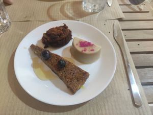 Tarta de polenta, flan de anacardos y pastel de zanahoria at Luz & Tierra in Malaga