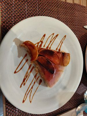 Tarta de manzana con pitaya at Luz & Tierra in Malaga