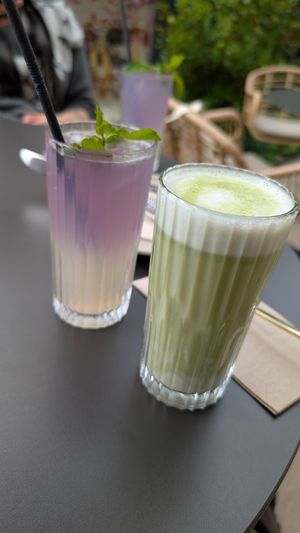 Homemade Limonade Lavendel und Zitrone, Matcha Latte at Vegabar Restaurant in Sulzbach