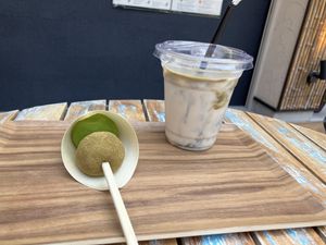 Daifuku and hojicha latte  at Sumekamicha in Kyoto