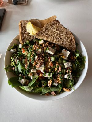 Tabouleh met dierlijke boter en vegan ‘geitenkaas’/Camembert   at De Tuin Van De Smid in Leiden