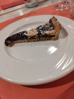Tarte with jam at Strada Facendo a Padova in Padua