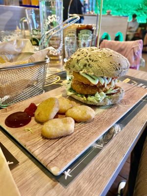 Vegan ‚Chicken‘ Burger (doppelt belegt) mit veganen Nuggets.  at Baraonda in Pescara
