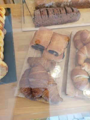 Saccottini vegani al cioccolato e brioche vegane all'albicocca at Panificio Gomiero in Dosson