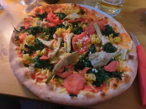 Pizza Vegetariana with vegan cheese at Mocca D'or in Muenster